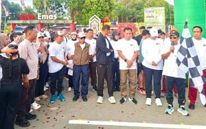 Dalam Rangka HUT Polri ke-80, Polres Murung Raya Gelar Lomba Jalan Sehat di Alun-Alun Puruk Cahu